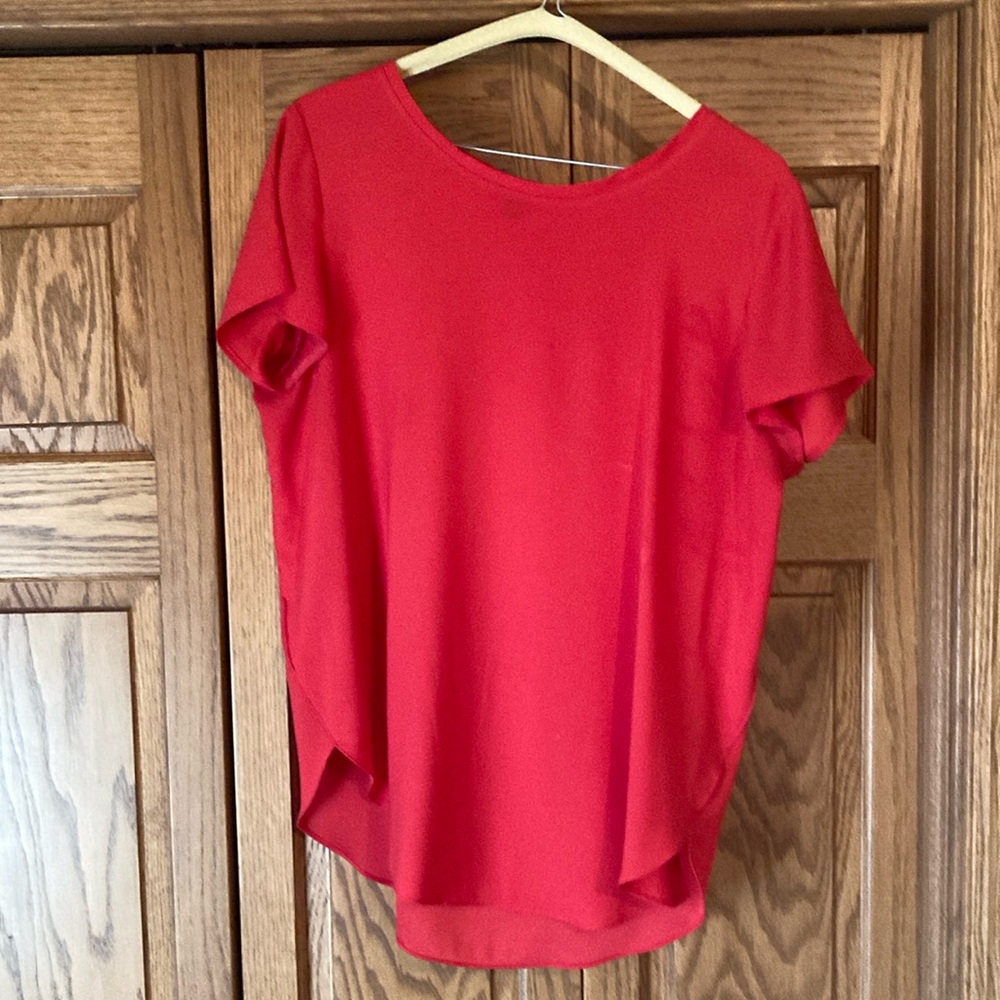 Cap sleeve Ann Taylor blouse. Polyester. Red